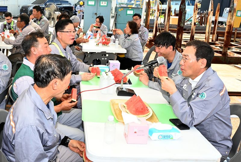 가장 오른쪽이 유상철 HJ중공업 대표. HJ중공업 제공