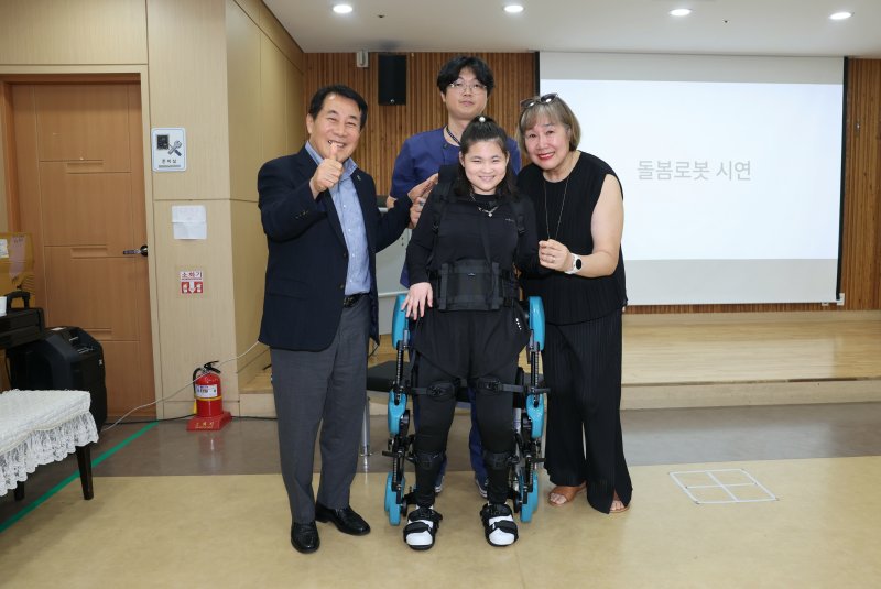 [양산=뉴시스] 나동연 시장이 보행 장애아동을 위한 웨어러블 돌봄로봇의 첫 시연 행사를 하고 있다. (사진=양산시 제공) 2025.08.08. photo@newsis.com *재판매 및 DB 금지