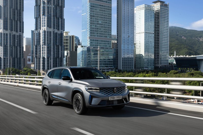 르노코리아의 중형 SUV '그랑 콜레오스' 주행 모습. 르노코리아 제공