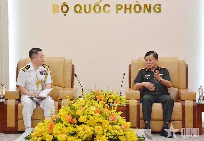 박정환 주베트남 한국 국방무관(왼쪽)과 황 쑤언 찌엔 베트남 국방부 차관이 양국 간 국방 협력 내용에 대해 논의하고 있다. 베트남 국방부 제공