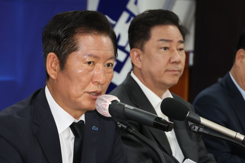 정청래 더불어민주당 대표가 8일 전남 무안군 전남도당에서 취임 후 처음으로 열린 현장 최고위원회의에서 발언하고 있다. 연합뉴스