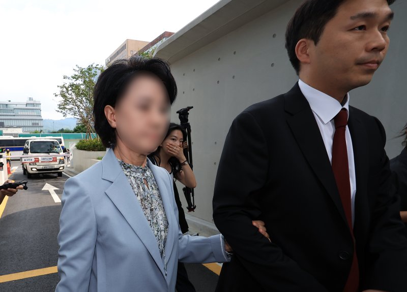 '건진법사 청탁' 관련 한학자 통일교 총재 비서실장인 정모 씨가 8일 오전 서울 종로구에 마련된 김건희 특검팀(특별검사 민중기) 사무실로 소환 조사에 출석하고 있다. 2025.8.8/뉴스1 ⓒ News1 박정호 기자