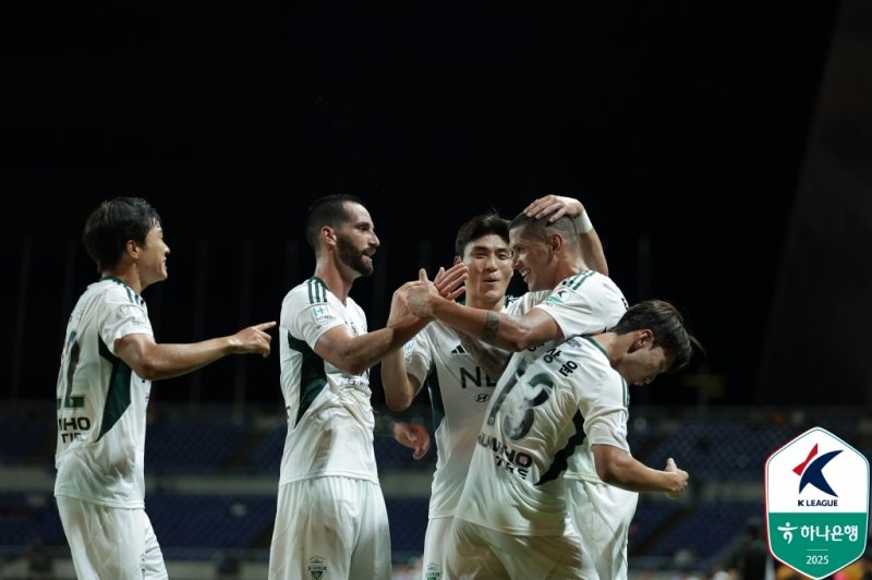 단독 선두를 질주 중인 전북현대가 21경기 연속 무패에 도전한다. 성공하면 역대 4위에 오른다. (한국프로축구연맹 제공)