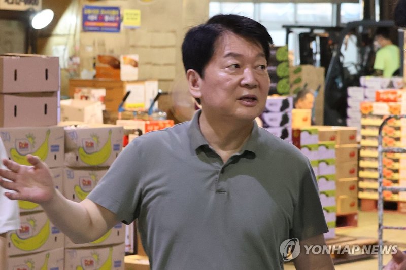 대구농수산물도매시장 방문한 안철수 후보 (출처=연합뉴스)