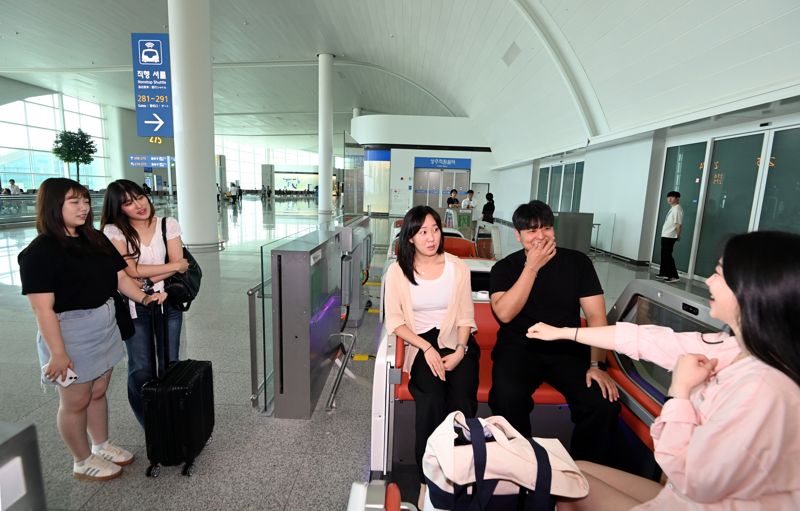 8일 바카라사이트 카지노사이트국제공항 제2여객터미널에서 시민들이 자율주행 운송차량을 시승하고 있다. 사진=박범준 기자