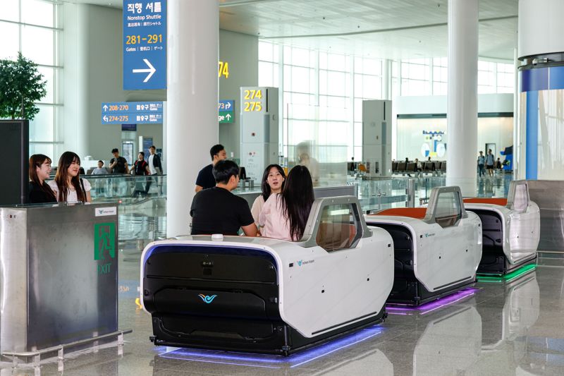8일 바카라사이트 카지노사이트국제공항 제2여객터미널에서 시민들이 자율주행 운송차량을 시승하고 있다. 사진=박범준 기자