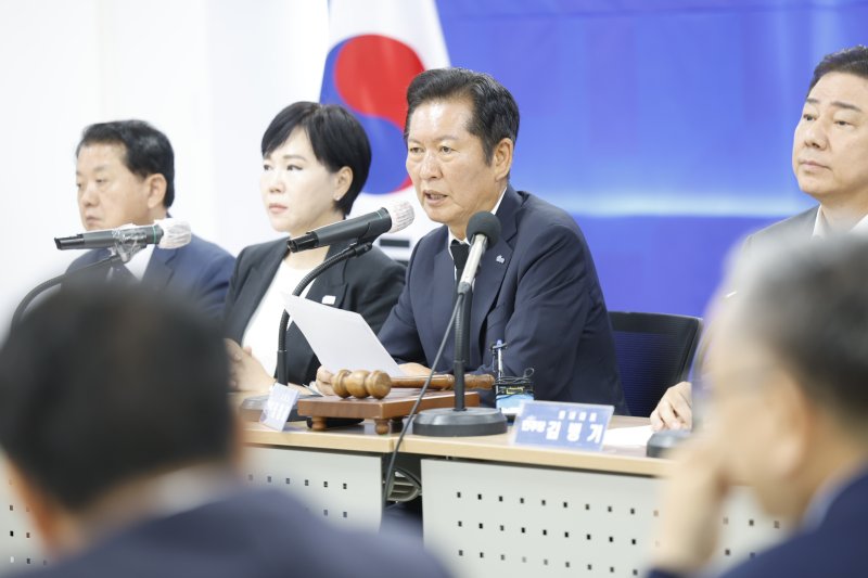 정청래 더불어민주당 대표가 8일 전남 무안 전남도당 회의실에서 열린 제145차 현장 최고위원회의에서 모두발언하고 있다. 2025.8.8/뉴스1 ⓒ News1 김태성 기자