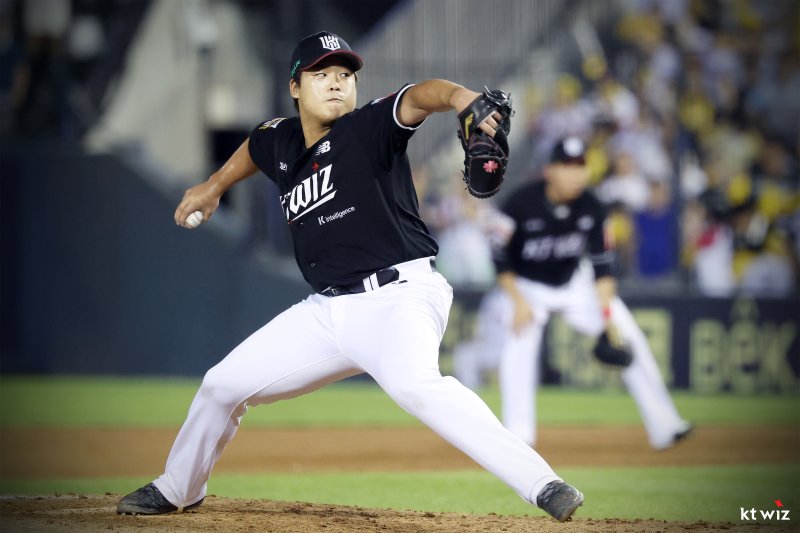 [서울=뉴시스] 프로야구 KT 위즈 강백호가 31일 서울 잠실구장에서 열린 2025 신한 쏠뱅크 KBO리그 LG 트윈스와의 경기 8회 등판해 공을 던지고 있다. (사진=KT 위즈 제공) 2025.07.31. *재판매 및 DB 금지