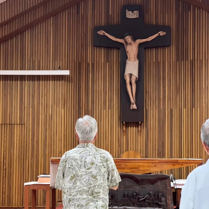 [서울=뉴시스] 기도하는 문재인 전 대통령. (사진=페이스북)