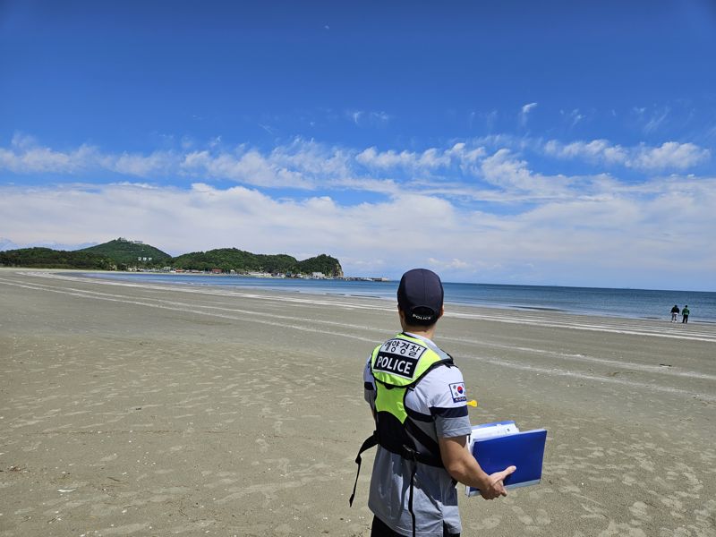 인천해양경찰서는 오는 9일부터 14일까지 안전사고 위험예보 ‘관심’ 단계를 발령한다. 해경이 백령면 사곶해변을 순찰하고 있다. 인천해양경찰서 제공.