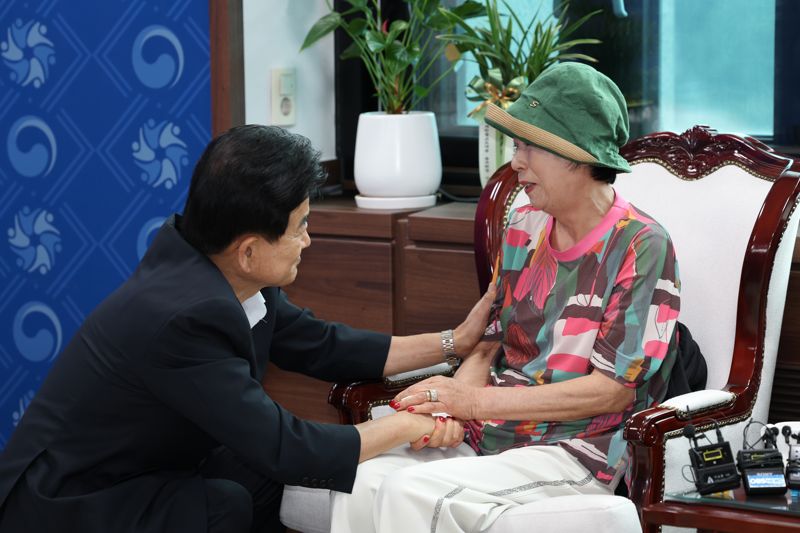 정동영 통일부 장관이 8일 정부서울청사 장관실에서 납북자가족을 만나 위로하고 있다. 통일부 제공