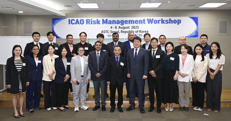 권영택 한국공항공사 항공기술훈련원장(앞줄 오른쪽 여섯번째)이 4일 서울 강서구 항공보안교육센터에서 열린 'ICAO 위험관리 워크숍'에서 참석자들과 기념촬영을 하고 있다. 한국공항공사 제공