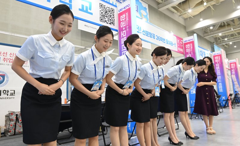 법제처는 관세사ㆍ항공승무원 등이 군 복무와 임신·출산 등 불가피한 사유로 법정 의무교육을 받기 어려운 경우에 일정 기간 유예할 수 있도록 하는 8개 법령의 대통령안이 23일 국무회의에서 의결됐다고 밝혔다. 사진은 수원에서 열린 입시 박람회에서 객실 승무원 체험을 하고 있는 학생들 모습. 뉴시스