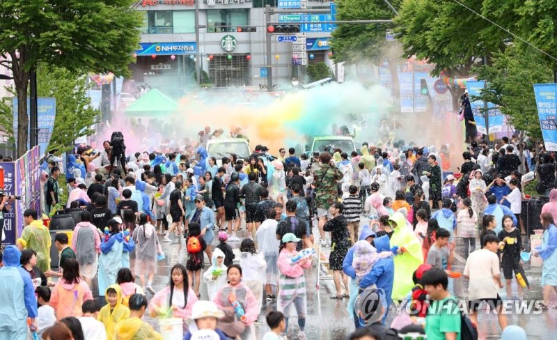 도심 물축제 (출처=연합뉴스)