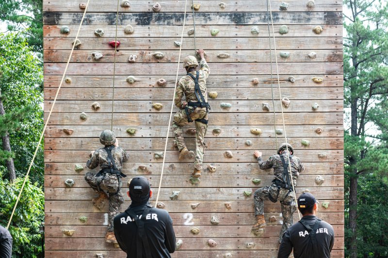 육군이 지난 7일부터 8일 충북 괴산 육군학생군사학교에서 '한미 ROTC 사관후보생 동반훈련'을 실시했다고 8일 밝혔다. 사진은 양국의 후보생들이 인공암벽 극복 훈련을 실시하는 모습. 육군 제공