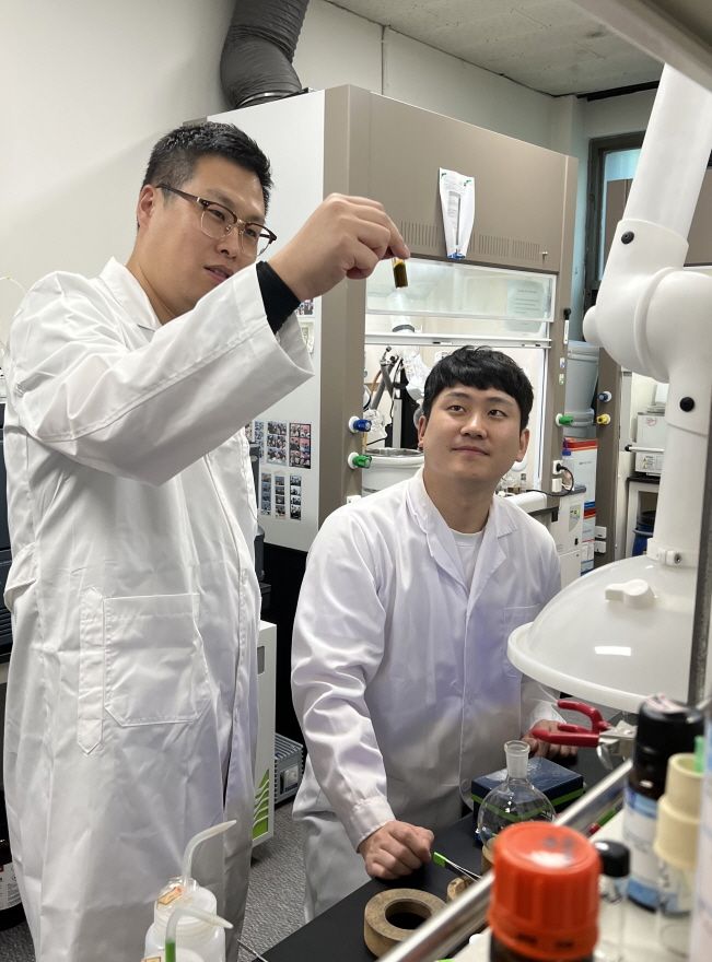 동아대 손종우(왼쪽) 교수와 박진환 박사과정생. 동아대 제공