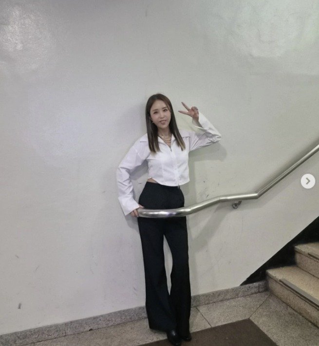 코요태 신지, '뮤직뱅크' 계단샷 성공…43세에도 스키니 몸매 자랑