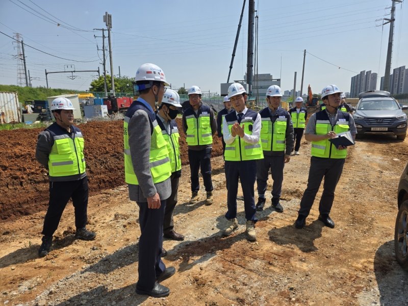 정우필 서한 대표이사(오른쪽 두번째)가 공사장 안전점검을 위해 인천시 검암 건설현장을 찾아 직원들에게 업무 지시를 하고 있다.(서한 제공. 재판매 및 DB 금지)