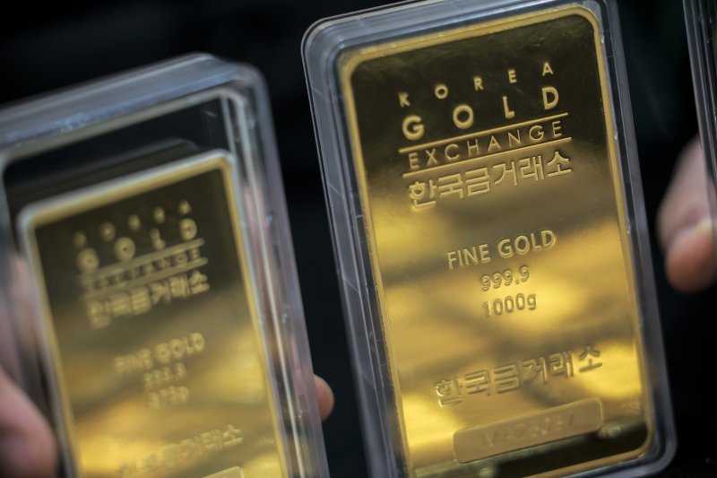 [서울=뉴시스] 정병혁 기자 = 지난 2월5일 서울 종로구 한국금거래소 종로본점에 골드바가 진열돼 있다. 2025.08.08. jhope@newsis.com