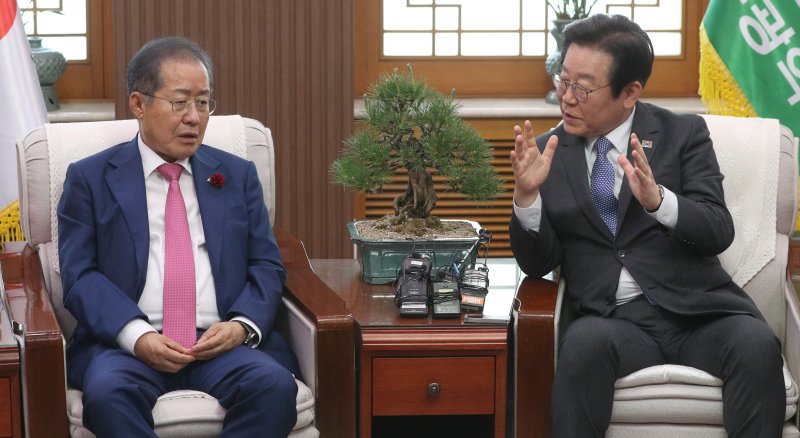 [대구=뉴시스] 이무열 기자 = 이재명 더불어민주당 대표가 10일 오후 대구시청 산격청사를 찾아 홍준표 대구시장과 면담하고 있다. 2023.05.10. lmy@newsis.com