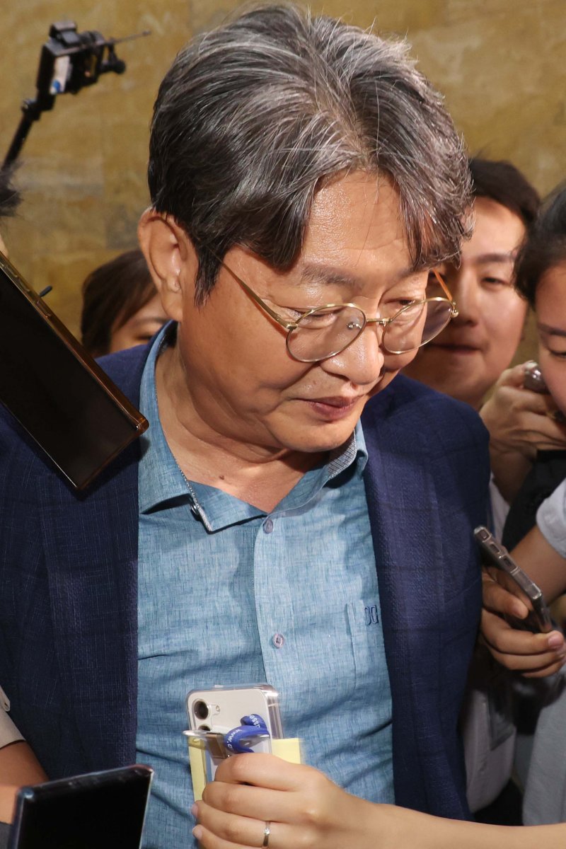 [서울=뉴시스] 조성봉 기자 = '차명 계좌 주식 거래 의혹'을 받고 있는 이춘석 국회 법제사법위원장이 5일 서울 여의도 국회에서 취재진의 질문 세례를 받고 있다. 2025.08.05. suncho21@newsis.com