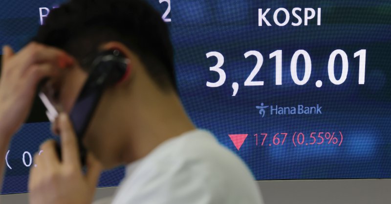 코스피가 전 거래일(3227.68)보다 17.67포인트(0.55%) 내린 3210.01에 마감한 8일 오후 서울 중구 하나은행 딜링룸 전광판에 지수가 표시되고 있다. 뉴시스