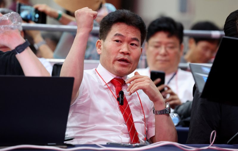 전한길씨가 8일 대구 북구 엑스코에서 열린 국민의힘 제6차 전당대회 대구·경북 합동연설회에 참석해 있다. 사진=뉴시스