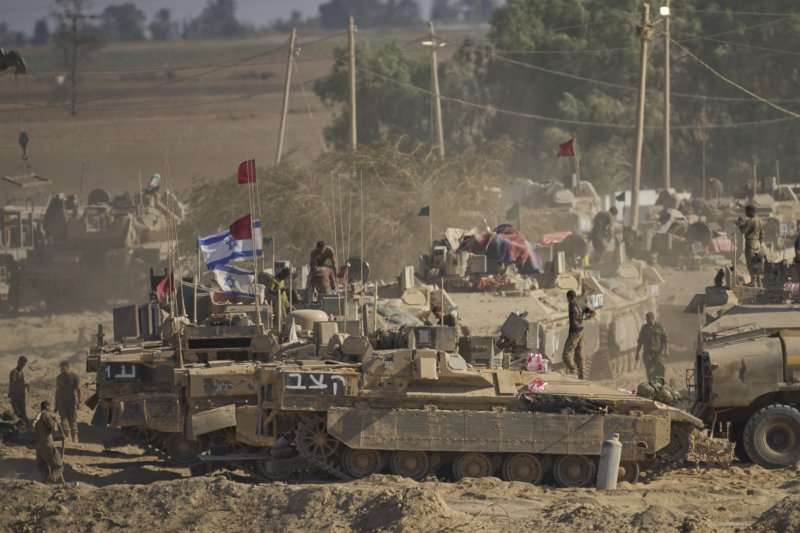 지난 6일(현지 시간) 이스라엘 군인과 전차들이 이스라엘 남부-가자지구 접경에 집결해 있다. AP 뉴시스
