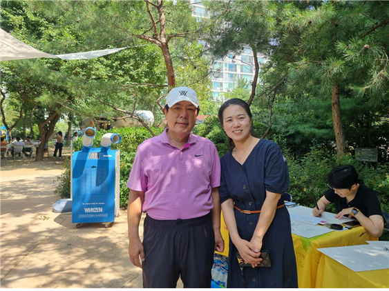 아이넷방송그룹 박준희 회장(왼쪽)이 서울 대치동 늘벗공원 '우리가족 꿈을 위한 꿈꾸는 여름나기' 행사장에서 강남구의회 박다미 의원과 포즈를 취하고 있다. 아이넷방송 제공