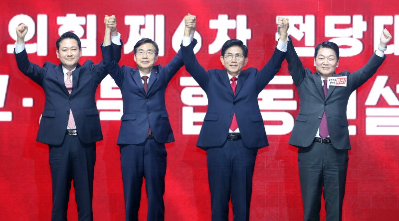 국민의힘 당 대표 본경선에 진출한 장동혁·조경태·김문수·안철수 후보(왼쪽부터)가 8일 오후 대구 북구 엑스코(EXCO)에서 열린 국민의힘 제6차 전당대회 대구·경북 합동연설회에서 인사하고 있다. 2025.8.8/뉴스1 ⓒ News1 공정식 기자
