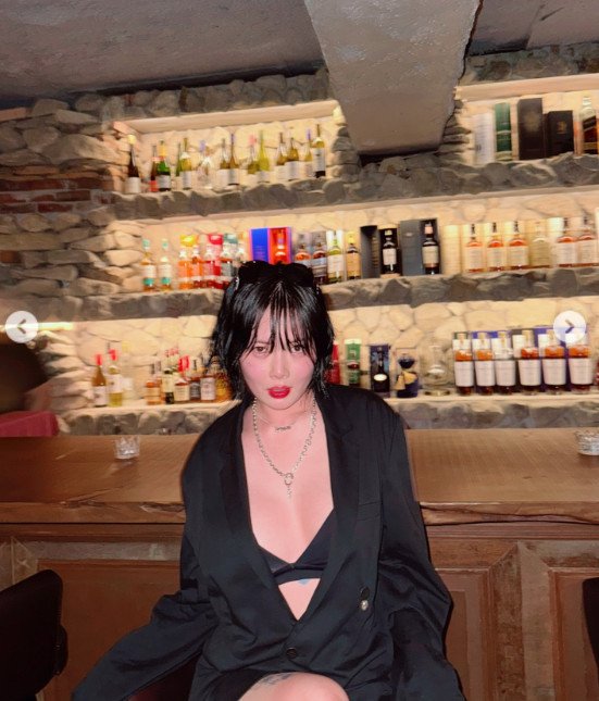 '용준형♥' 현아, 속옷에 재킷만…하의실종까지 '파격 노출' [N샷]