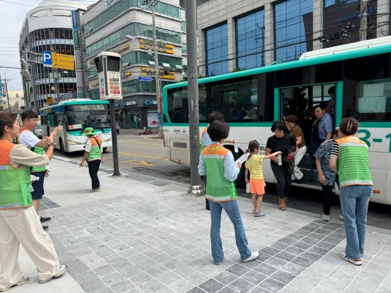 광주시 자율방재단이 8일 경안동 행정복지센터 일원에서 시민들에게 얼음물을 전달하고 있다.(광주시 제공)