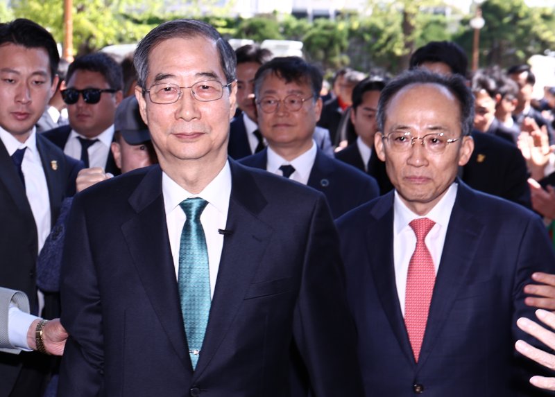 한덕수 전 국무총리가 지난 5월 2일 오전 서울 여의도 국회에 도착해 대통령 선거 출마 선언을 하기 위해 추경호 국민의힘 의원과 함께 소통관으로 향하고 있다./뉴스1 ⓒ News1 김민지 기자