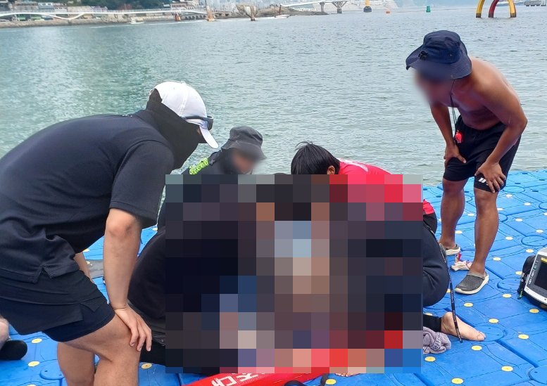 [부산=뉴시스] 부산에서 해양레포츠 체험에 참가한 60대가 갑자기 뒤집힌 카약에서 구조돼 병원으로 옮겨졌지만 결국 숨지는 사고가 났다. (사진=부산해경 제공) 2025.08.08. photo@newsis.com *재판매 및 DB 금지