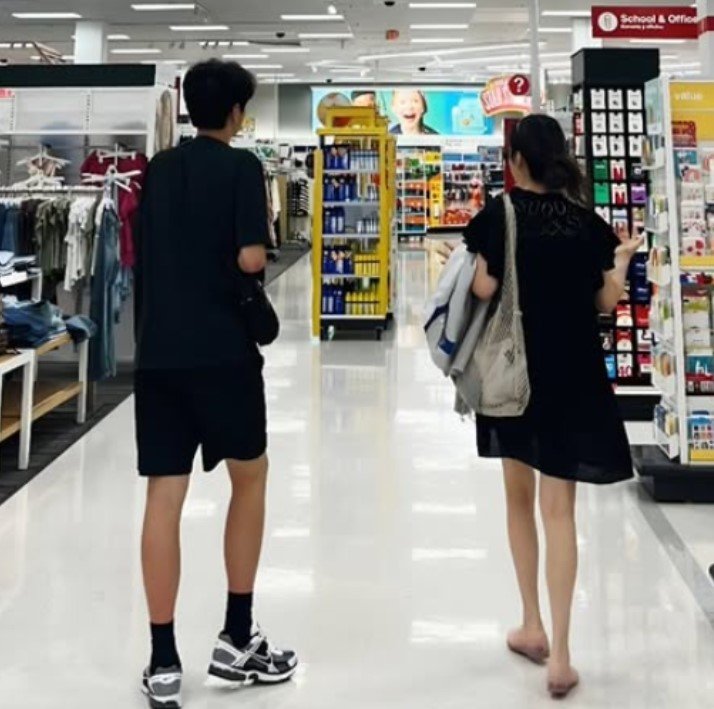 [서울=뉴시스] 배우 송윤아가 훌쩍 자란 아들과 함께한 일상을 공개했다. (사진=송윤아 인스타그램 캡처) 2025.08.08. photo@newsis.com *재판매 및 DB 금지