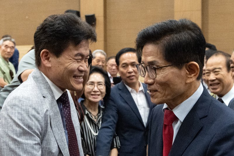 김문수 국민의힘 당 대표 후보가 4일 오전 서울 여의도 국회 의원회관에서 열린 투게더포럼 시국토론회 '투쟁이 혁신이다'에 참석해 전 한국사 강사 전한길 씨와 인사 나누고 있다. (자료사진, 기사 내용과 직접 관련 없음) 2025.8.4/뉴스1