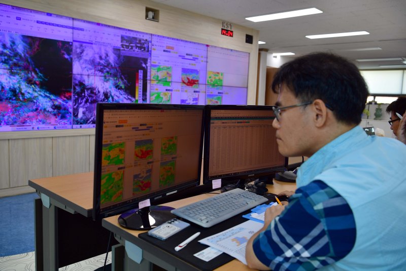 [광주=뉴시스] 이현행 기자 = 광주기상청 예보관이 8일 오후 광주 북구 광주기상청에서 기상청 본부와 기상 예보 브리핑을 하고 있다. 2025.08.08. lhh@newsis.com