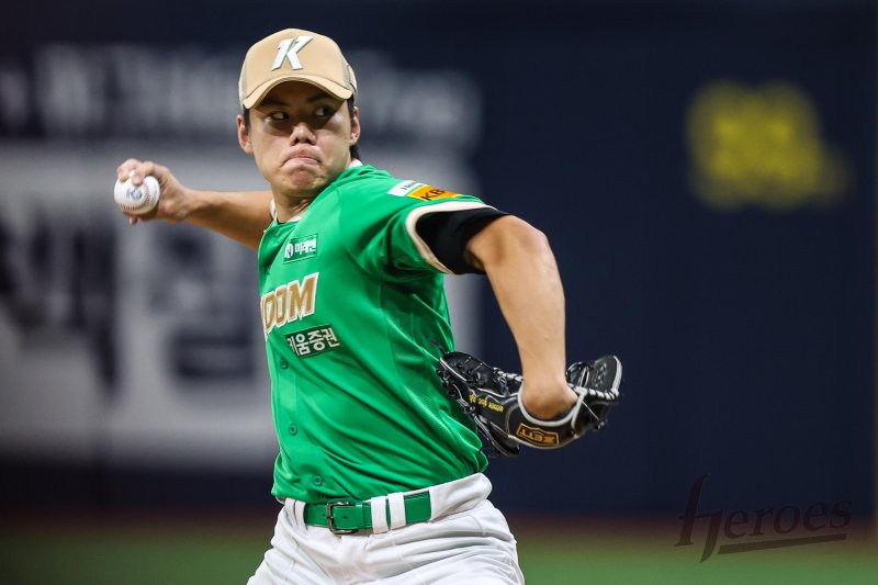 [서울=뉴시스] 프로야구 키움 히어로즈 김윤하가 2일 서울 고척스카이돔에서 열린 2025 신한 쏠뱅크 KBO리그 롯데 자이언츠전에 선발 등판해 공을 던지고 있다. (사진=키움 히어로즈 제공) 2025.08.02. *재판매 및 DB 금지