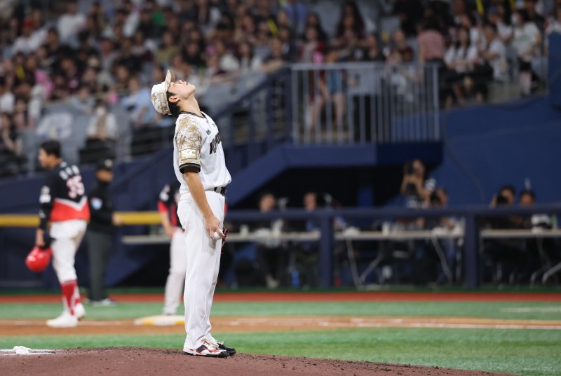 [서울=뉴시스] 배훈식 기자 = 24일 오후 서울 구로구 고척스카이돔에서 열린 2025 신한 쏠뱅크 KBO리그 키움 히어로즈와 기아 타이거즈의 경기, 5회초 6-4로 앞서며 승리 투수 요건에 1이닝만 남긴 상황에서 무사 만루 위기에 몰린 키움 선발 김윤하가 구장 천장을 보며 탄식하고 있다.. 2025.06.24. dahora83@newsis.com