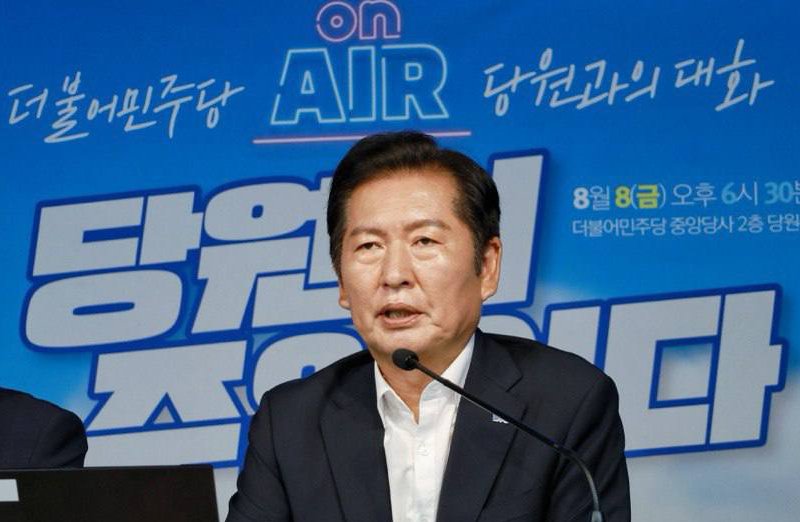 정청래 더불어민주당 대표가 8일 서울 여의도 당사에서 '당원이 주인이다' 유튜브 라이브를 하고 있다. 더불어민주당 제공