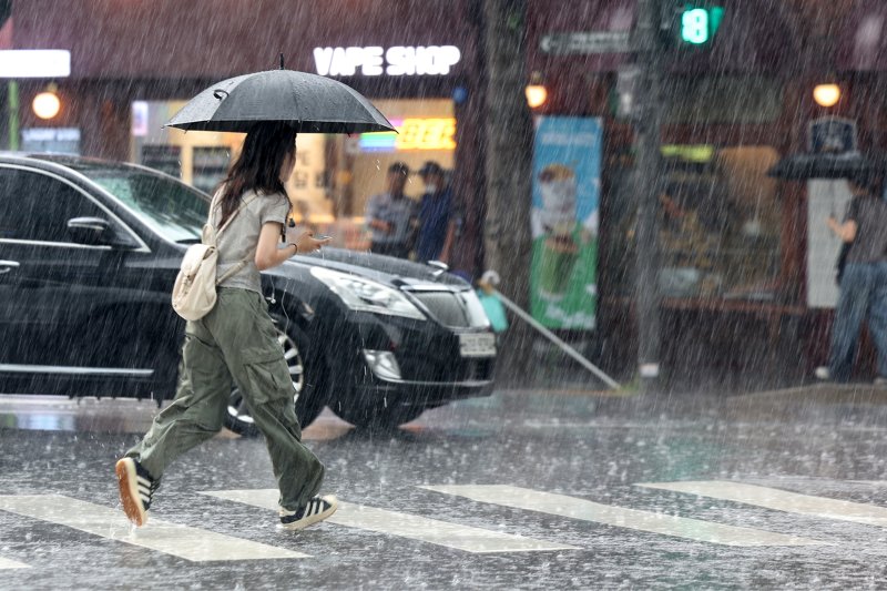 소나기가 쏟아진 8일 오후 서울 종로구 일대에서 우산을 쓴 시민들이 발걸음을 재촉하고 있다. 2025.8.8/뉴스1 ⓒ News1 민경석 기자