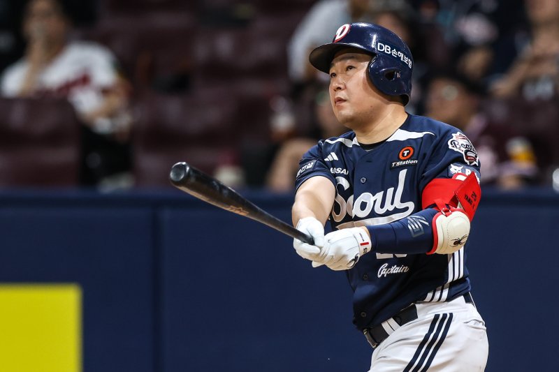 [서울=뉴시스] 프로야구 두산 베어스 양의지가 8일 고척스카이돔에서 열린 2025 신한 쏠뱅크 KBO리그 키움 히어로즈와의 경기에서 홈런을 치고 있다. (사진=두산 베어스 제공) 2025.08.08.