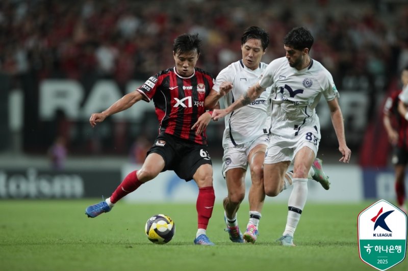 [서울=뉴시스] 프로축구 K리그1 FC서울의 박수일, 대구FC의 정우재. (사진=한국프로축구연맹 제공)