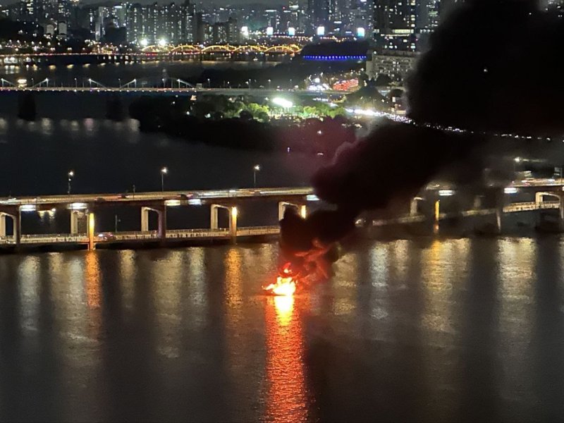 8일 오후 서울 반포대교 인근 수상에 떠 있던 요트에서 화재가 발생해 소방당국이 진화에 나섰다. (독자 제공) /사진=뉴스1