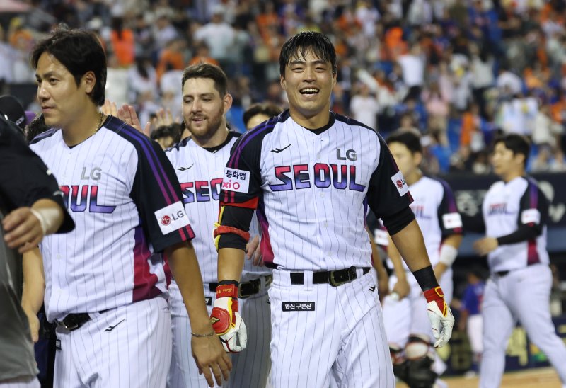 8일 오후 서울 송파구 잠실야구장에서 열린 프로야구 '2025 신한 SOL뱅크 KBO 리그' 한화 이글스와 LG 트윈스의 경기에서 10회말 LG 공격 끝내기 안타를 친 천성호가 동료들과 기쁨을 나누고 있다. ⓒ News1 김명섭 기자