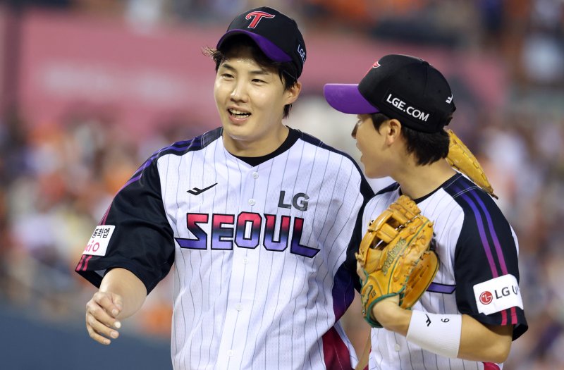 8일 오후 서울 송파구 잠실야구장에서 열린 프로야구 '2025 신한 SOL뱅크 KBO 리그' 한화 이글스와 LG 트윈스의 경기에서 4회초 LG 선발 임찬규가 이닝을 마치고 있다. 2025.8.8/뉴스1 ⓒ News1 김명섭 기자