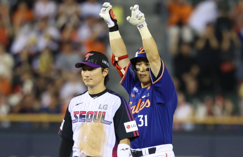 8일 오후 서울 송파구 잠실야구장에서 열린 프로야구 '2025 신한 SOL뱅크 KBO 리그' 한화 이글스와 LG 트윈스의 경기에서 5회초 한화 공격 무사 2루 상황 손아섭이 2루타를 치고 있다. 2025.8.8/뉴스1 ⓒ News1 김명섭 기자