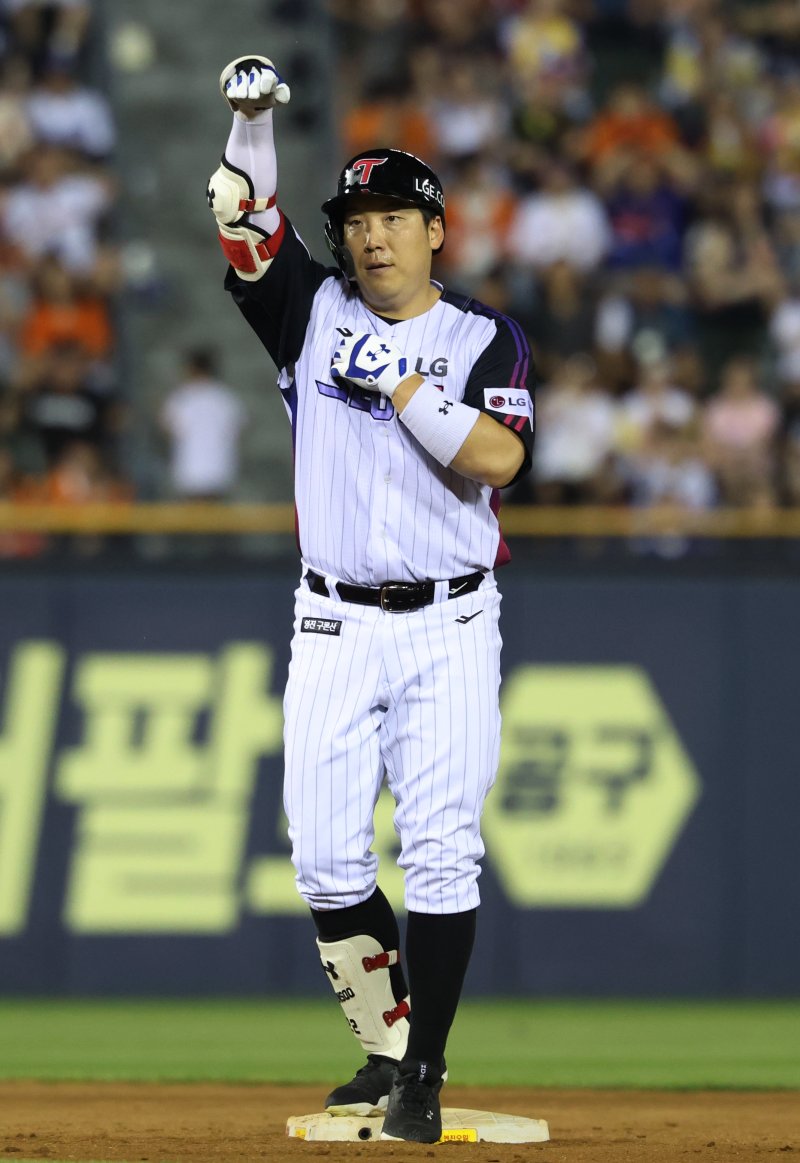 8일 오후 서울 송파구 잠실야구장에서 열린 프로야구 '2025 신한 SOL뱅크 KBO 리그' 한화 이글스와 LG 트윈스의 경기에서 10회말 LG 공격 1사 상황 김현수가 안타를 치고 있다. 2025.8.8/뉴스1 ⓒ News1 김명섭 기자