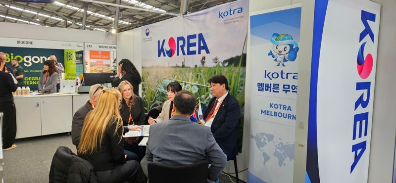 2025 미래 농업 전시회(FutrueAG Expo) 한국관에서 국내 스마트팜 기업과 호주 농업 바이어가 수출 상담을 하고 있다. 코트라 제공