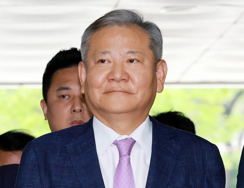 [서울=뉴시스] 이영환 기자 = 내란중요임무종사, 직권남용 권리행사방해, 위증 혐의를 받는 이상민 전 행정안전부 장관이 지난달 31일 오후 서울 서초구 서울중앙지방법원에서 열린 구속 전 피의자 심문(영장실질심사)에 출석하고 있다. 2025.08.08. 20hwan@newsis.com